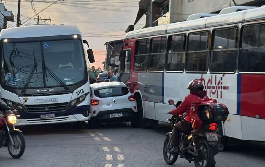 Carro fica prensado entre dois ônibus em Mauá