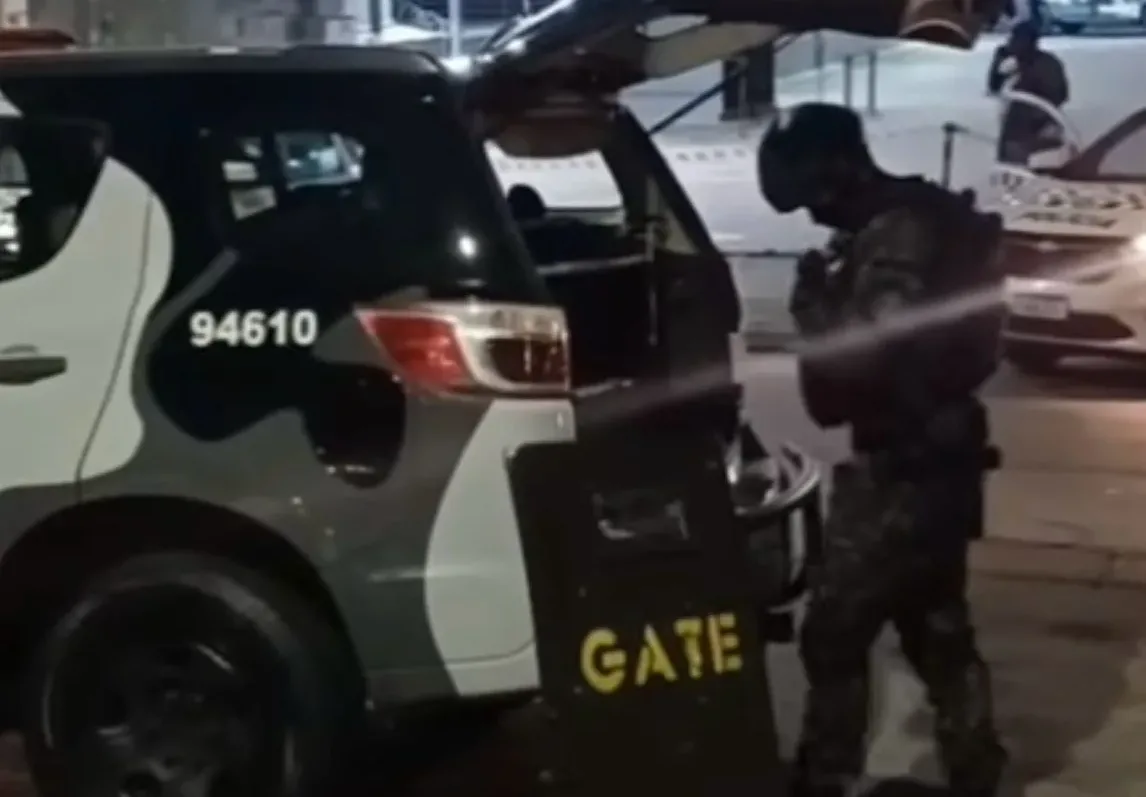 Gate é acionado e homem armado é preso após ameaçar policiais em Sto.André
