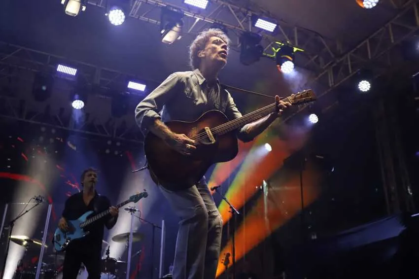 Último dia da Feira da Fraternidade termina com show do cantor Nando Reis