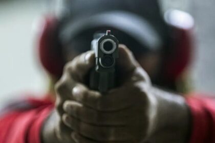 Senado aprova porte de arma para mulheres com medida protetiva
