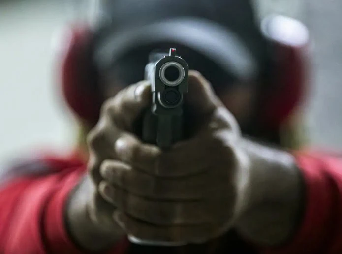 Senado aprova porte de arma para mulheres com medida protetiva