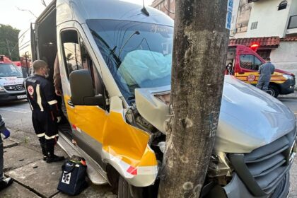 Acidente com Van escolar deixa 12 pessoas feridas em Santo André