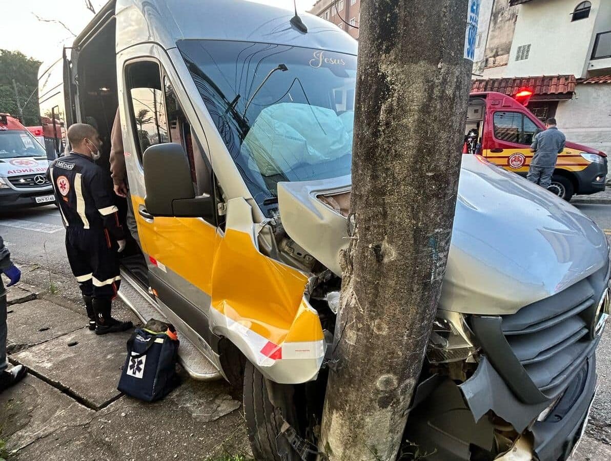 Acidente com Van escolar deixa 12 pessoas feridas em Santo André