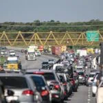 Carreta tomba sobre carro e deixa vitimas fatais no litoral
