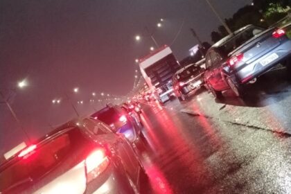 Imigrantes trava por excesso de veículos e Anchieta por alagamento