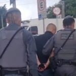 Homem joga moto em cima da viatura da GCM de Diadema e é preso por tráfico
