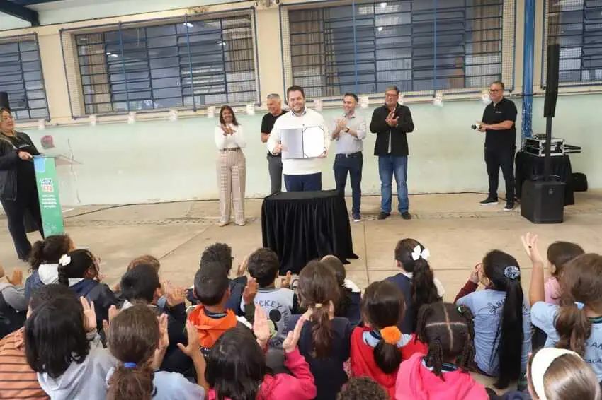 Gilvan dá início a obras de reforma da escola Prof.ª Hermínia Lopes Lobo