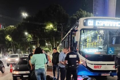 Motociclista é socorrida após acidente com ônibus em São Bernardo