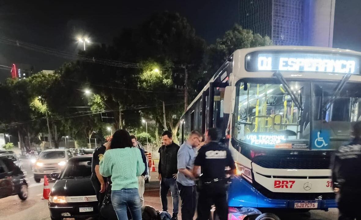 Motociclista é socorrida após acidente com ônibus em São Bernardo