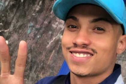 Jovem de 22 anos é  executado dento de carro em Rio Grande da Serra. Foto: Reprodução