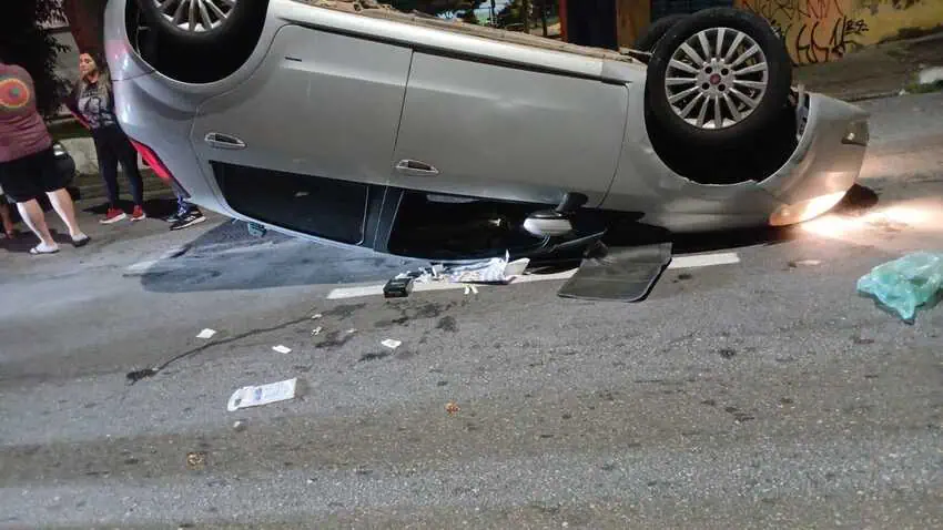Motorista embriagado conduzia carro que capotou no Jardim Silvina e é detido