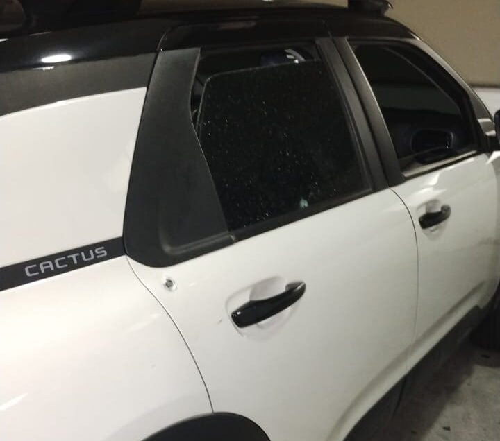 Carro onde estava a vítima foi conduzido à delegacia