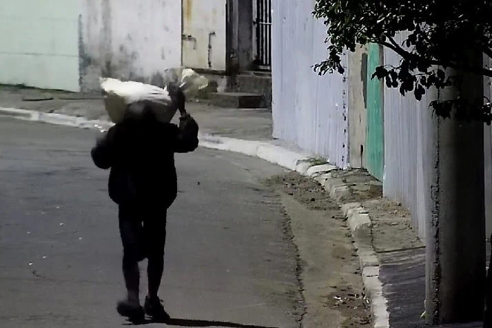 Com apoio das câmeras do CGE, os GCMs acessaram o imóvel e localizaram o suspeito escondido nos fundos da casa