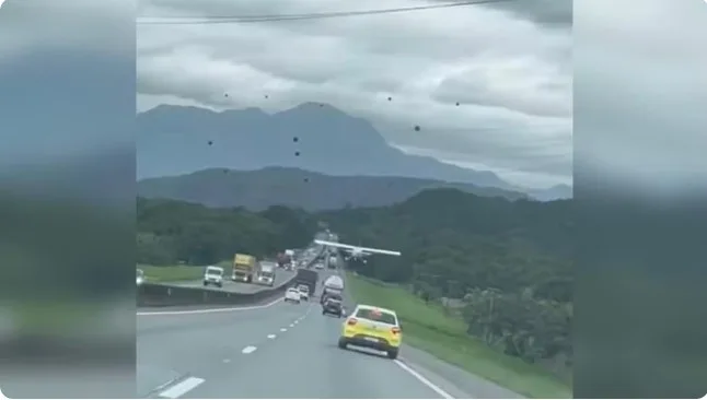 Avião monomotor realiza pouso forçado na BR-101 em Santa Catarina