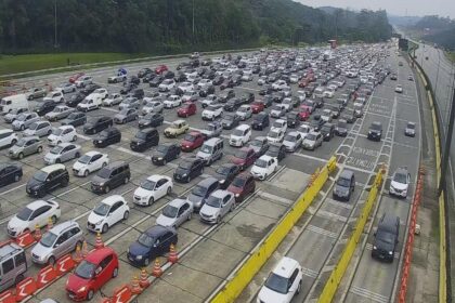 Motoristas enfrentam congestionamento na descida para o litoral