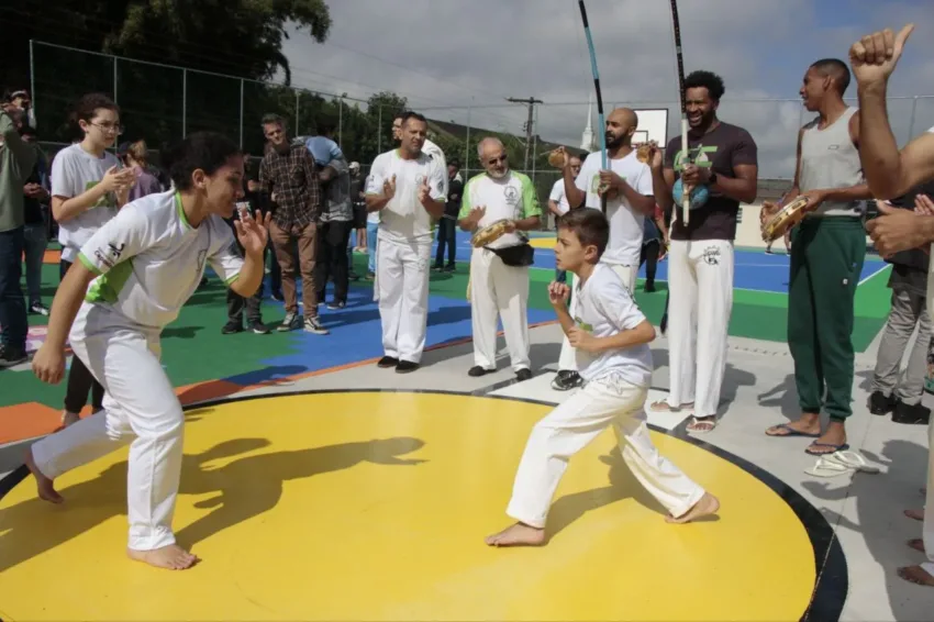 Além da roda de capoeira com os grupos Gingaê Camará e Império, os jovens já aproveitaram para inaugurar o espaço com partida amistosa de futebol e muitos arremessos na quadra de basquete_