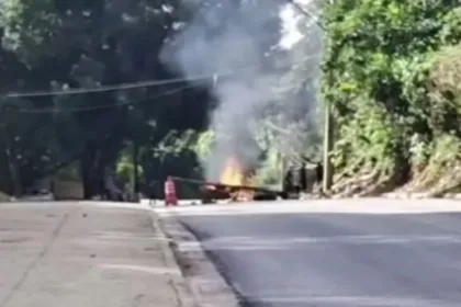 Moradores bloqueiam Estrada dos Alvarenga após corte de energia