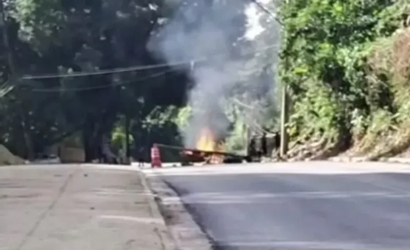 Moradores bloqueiam Estrada dos Alvarenga após corte de energia