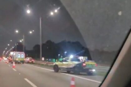 Carreta e carro colidem na Anchieta e motorista foge