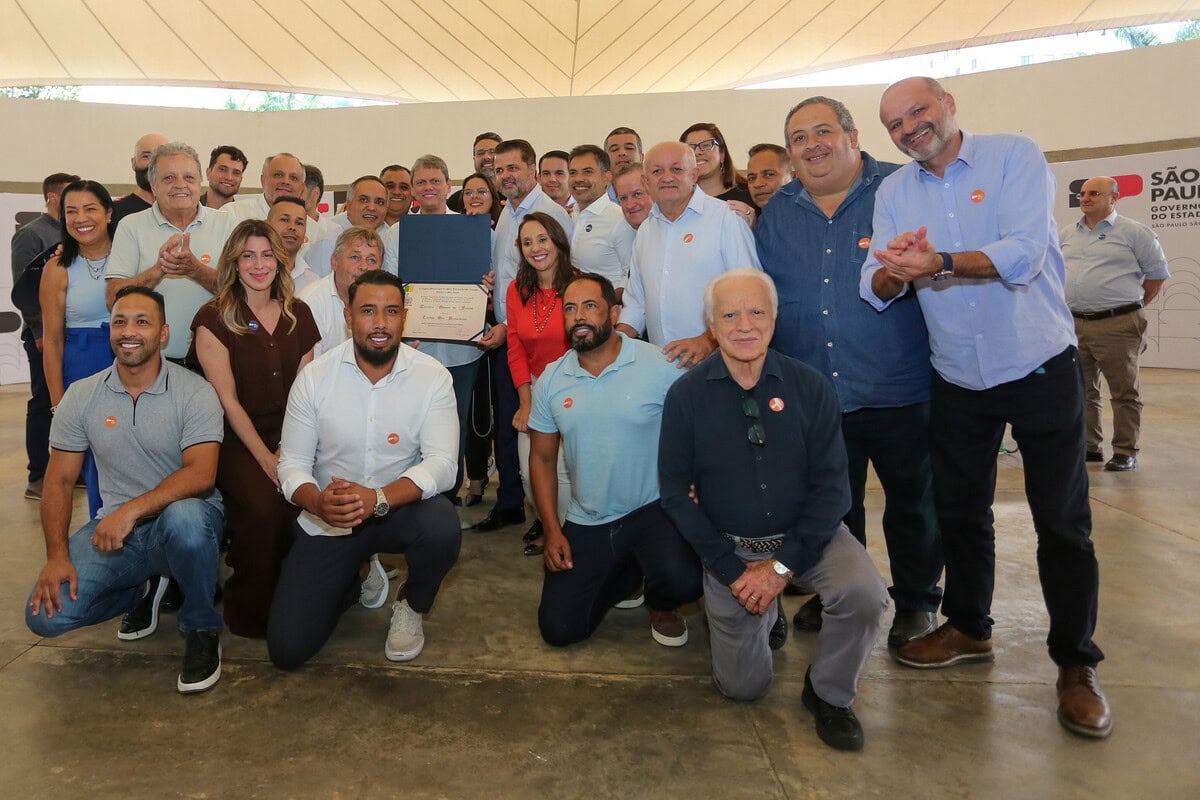 governador de São Paulo, Tarcísio de Freitas, recebeu das mãos do prefeito de São Bernardo, Marcelo Lima, e de série de vereadores da cidade o título de cidadão são-bernardense