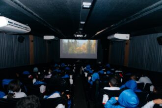 Cinema itinerante garante cultura e diversão à comunidade da Vila São Pedro
