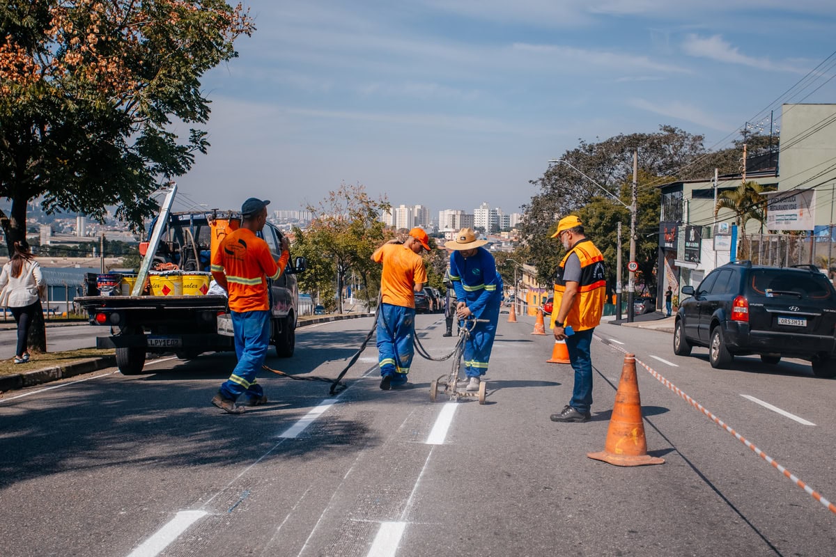 Nova faixa azul exclusiva para motos terá 2,5 km em cada sentido, totalizando 5 km de extensão, interligando-se à já existente na Avenida Lions