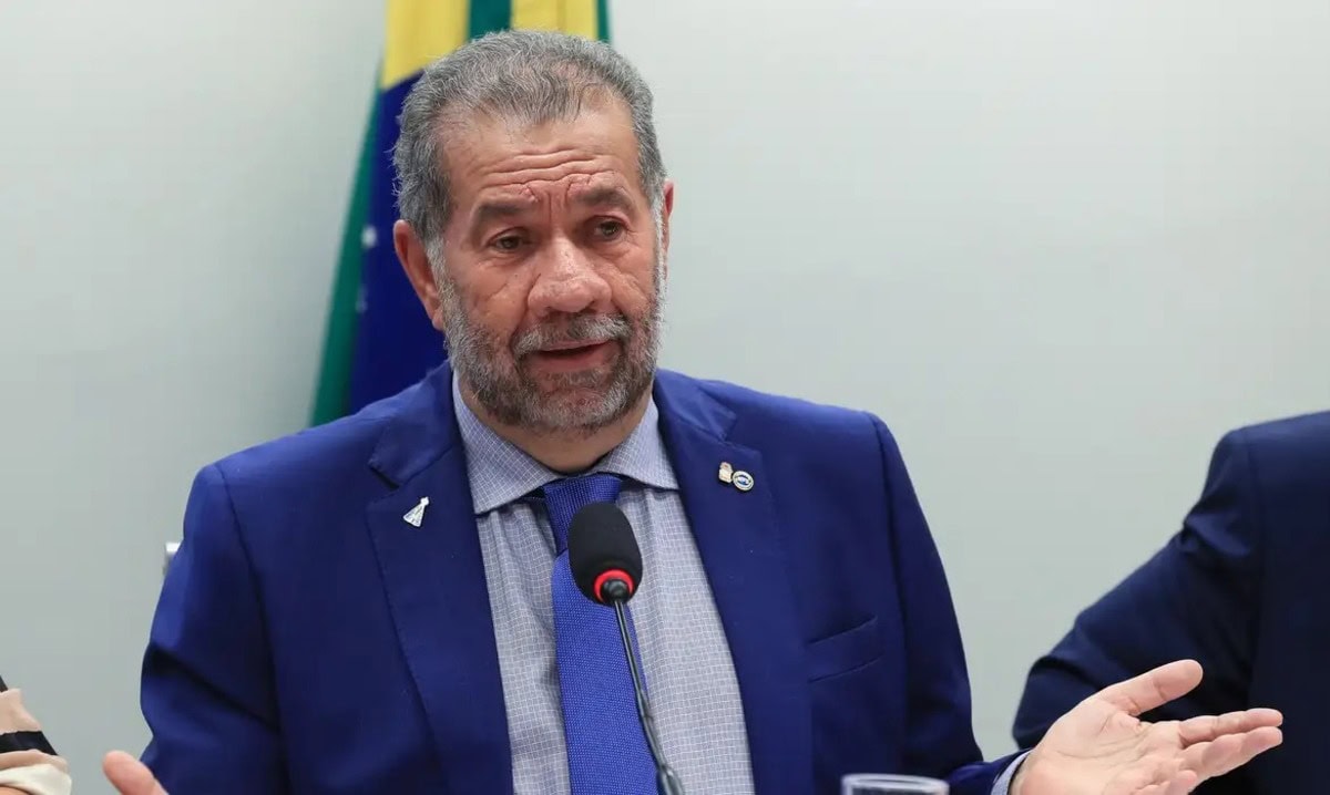 Após fraude no INSS, Lupi pede demissão do Ministério de Previdência