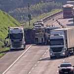 Caminhão tomba no Rodoanel e gera congestionamento do Km 49 ao 54