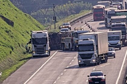 Caminhão tomba no Rodoanel e gera congestionamento do Km 49 ao 54
