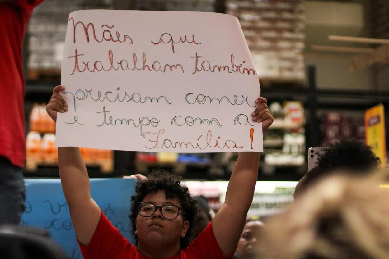 Mulheres protestam contra fome e o fim da escala 6x1 em supermercado de Diadema