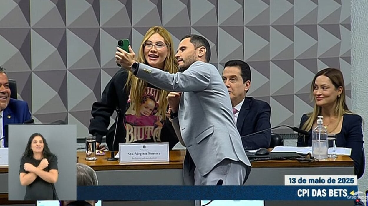 senador Cleitinho (Republicanos-MG) pediu para tirar uma selfie para mandar para a esposa e a filha dele.