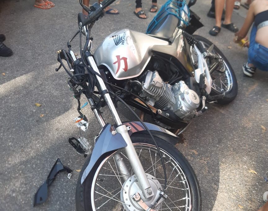 Motocicleta estava sendo perseguida pela viatura quando colidiu com outra; após o impacto, a moto ainda bateu em um veículo estacionado