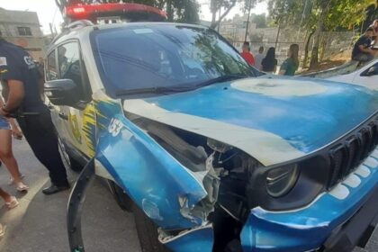 Motocicleta estava sendo perseguida pela viatura quando colidiu com outra; após o impacto, a moto ainda bateu em um veículo estacionado
