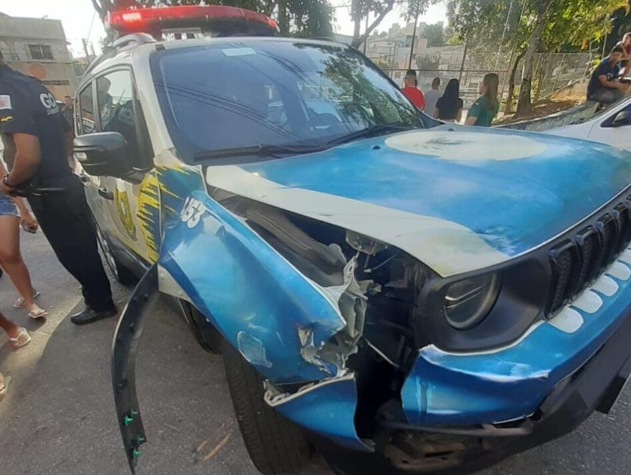 Motocicleta estava sendo perseguida pela viatura quando colidiu com outra; após o impacto, a moto ainda bateu em um veículo estacionado
