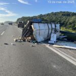 Carga de requeijão cai no Rodoanel após tombamento de caminhão