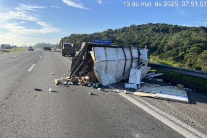 Carga de requeijão cai no Rodoanel após tombamento de caminhão