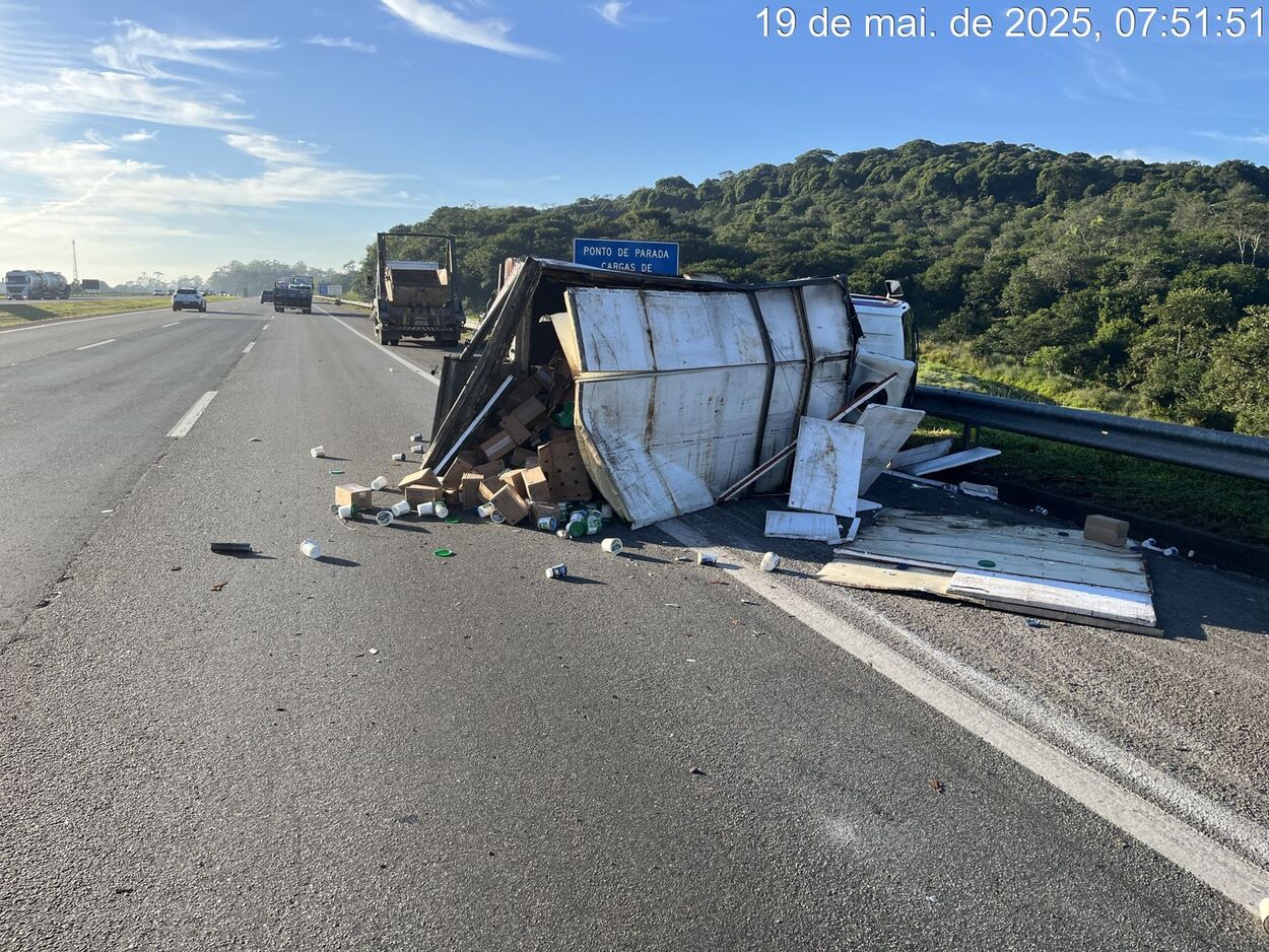 Carga de requeijão cai no Rodoanel após tombamento de caminhão