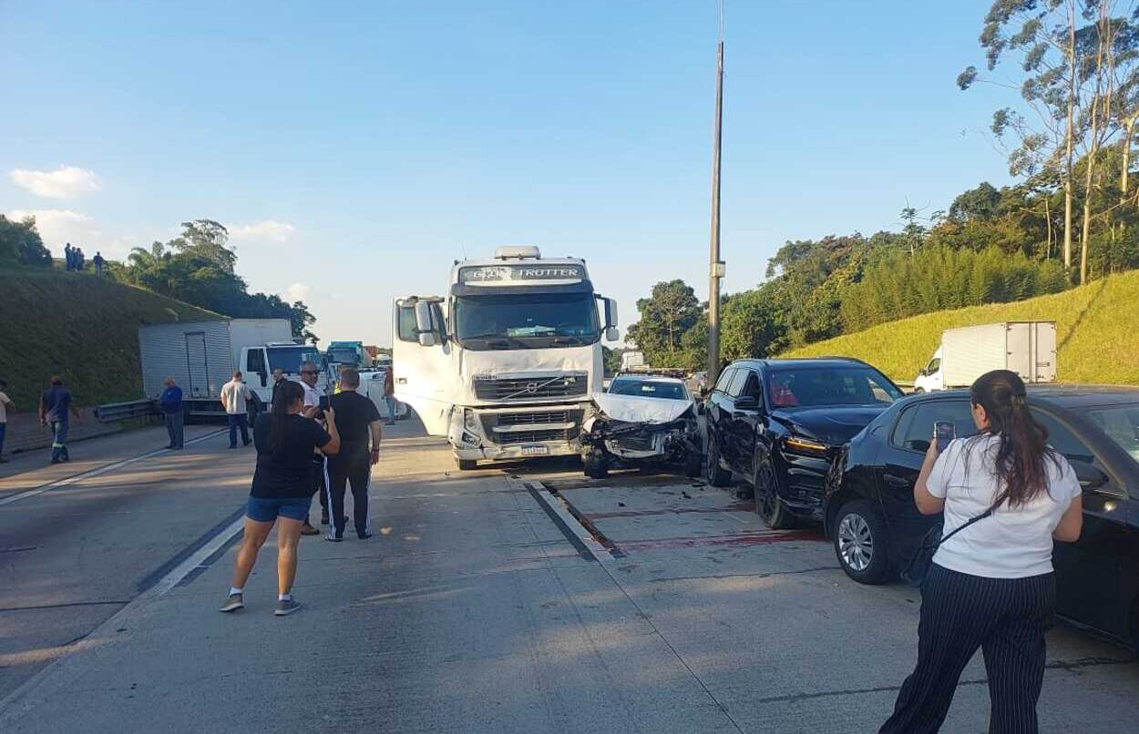Uma pessoa ficou ferida e foi levada ao hospital; demais motoristas envolvidos receberam atendimento no local pelas ambulâncias da Spmar