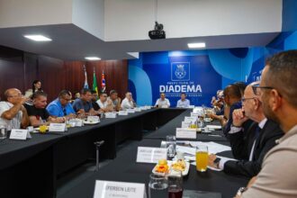 Taka reúne vereadores e secretários para discutir Projeto de Lei do Refis e ações municipais
