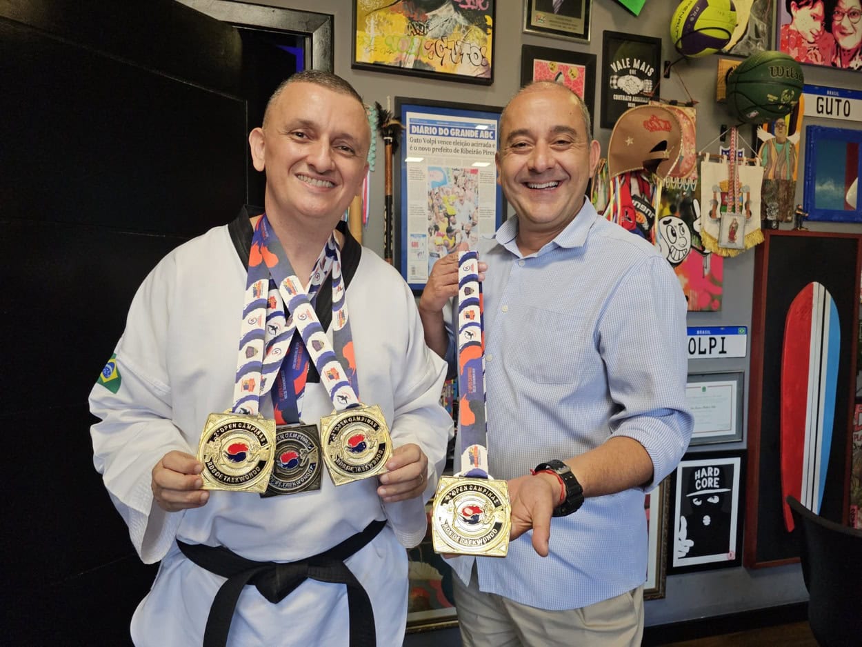 mestre Fernando Ripoli apresentou as medalhas conquistadas no torneio em Mauá ao Prefeito Guto VolpiFOTO: Fernando Coutinho/PMETRP