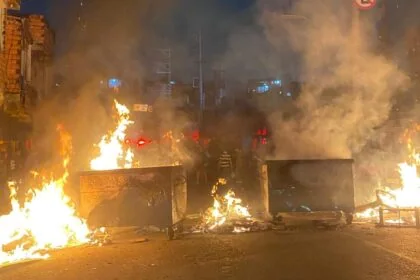 Moradores protestam contra a Enel por falta de energia há 3 dias na divisa de SP e Diadema