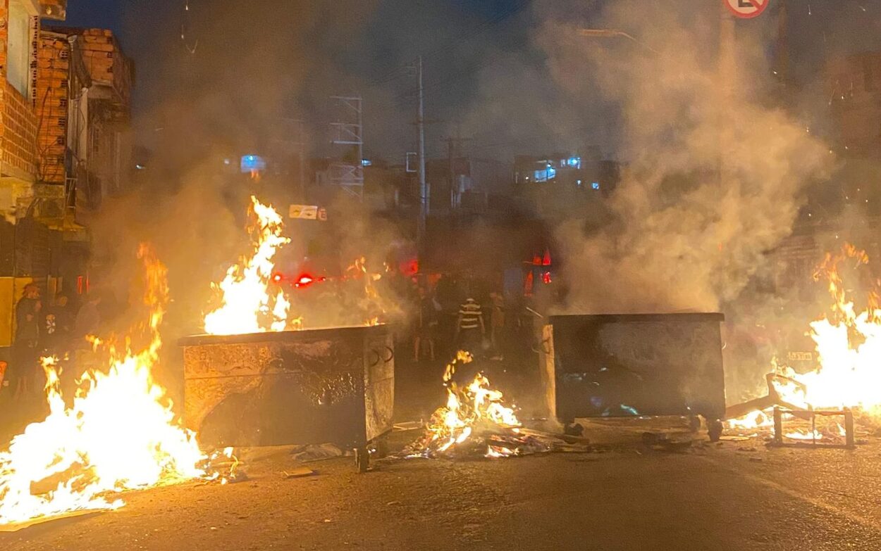 Moradores protestam contra a Enel por falta de energia há 3 dias na divisa de SP e Diadema