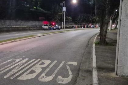 Piloto e garupa sem capacete perdem a vida após moto bater em árvore