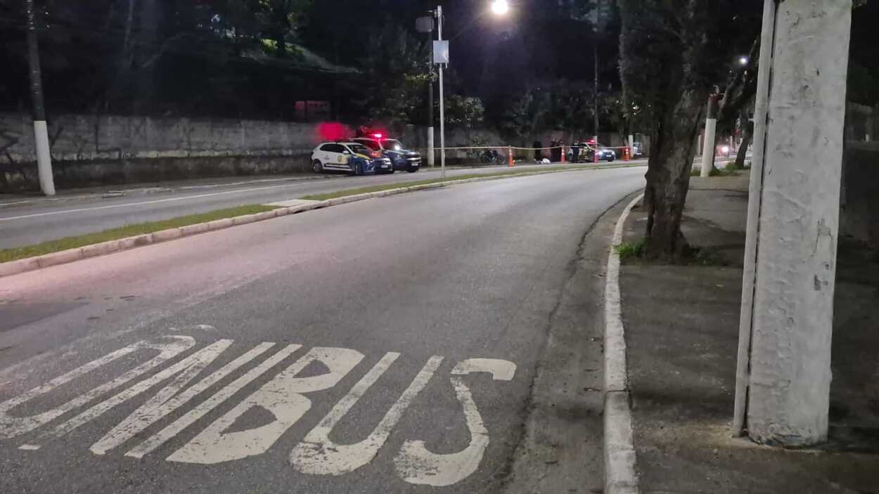 Piloto e garupa sem capacete perdem a vida após moto bater em árvore