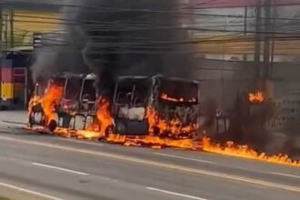 Ônibus pega fogo na Índio Tibiriçá, em Ribeirão Pires