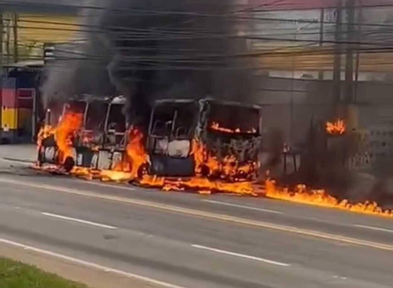 Ônibus pega fogo na Índio Tibiriçá, em Ribeirão Pires