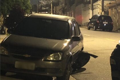 Morador registra carros batidos e sem os motoristas em rua de São Bernardo