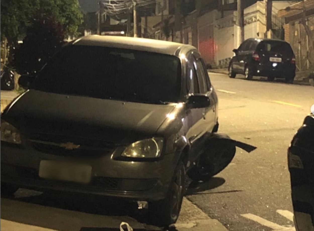 Morador registra carros batidos e sem os motoristas em rua de São Bernardo