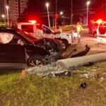Estudante colide carro e poste cai no acesso à Via Anchieta