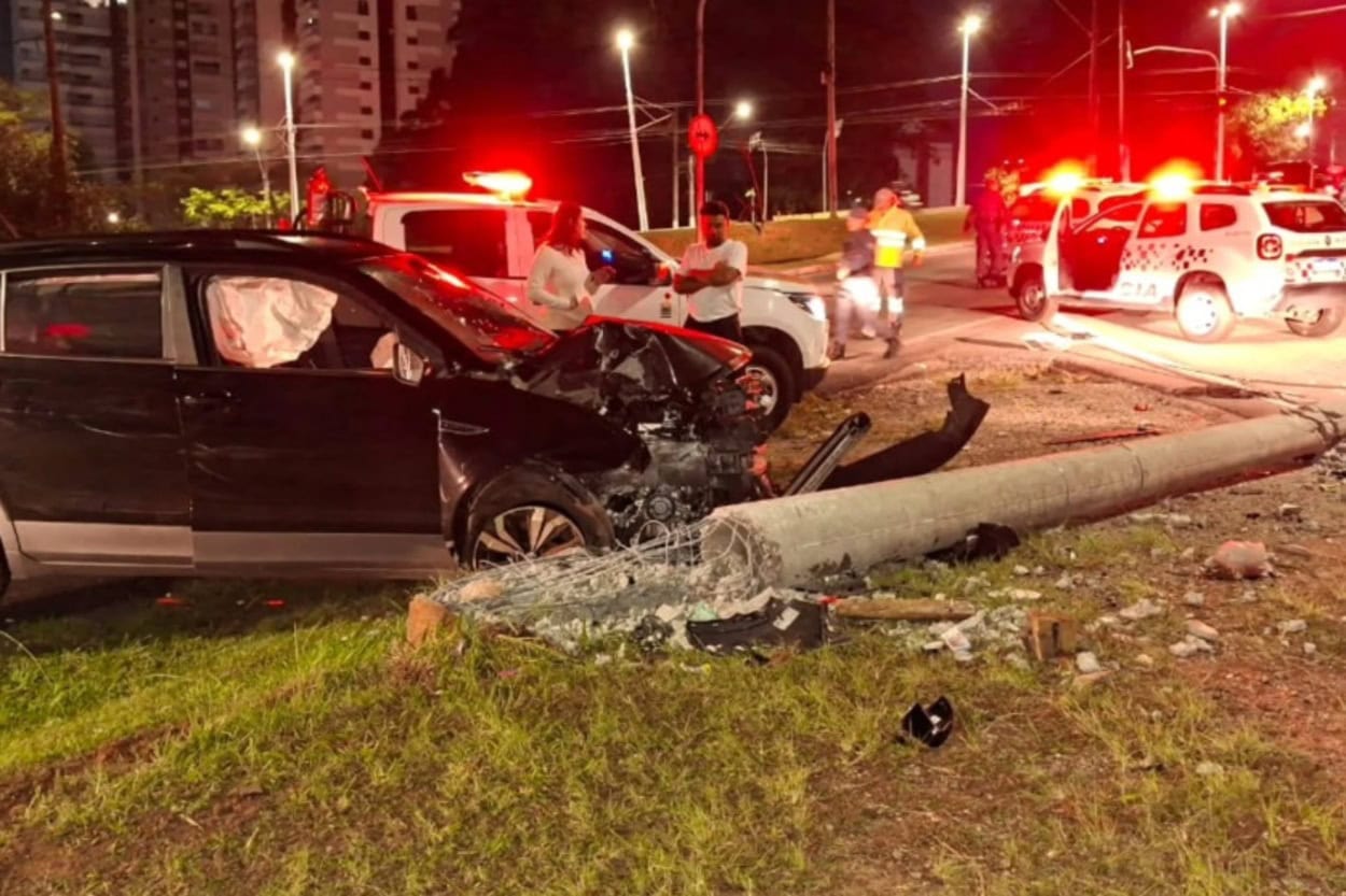 Estudante colide carro e poste cai no acesso à Via Anchieta
